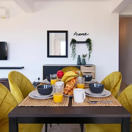 Phaedrus Living Cityview Luxury Flat Walnut Grove *