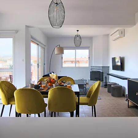 Phaedrus Living Cityview Luxury Flat Walnut Grove